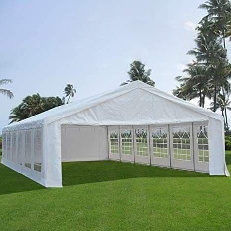 Chapiteau blanc installé dans un cadre tropical